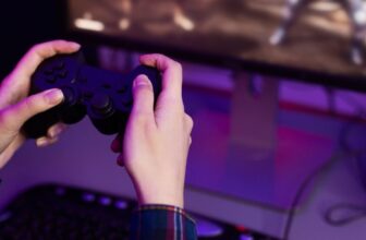 How Can You Choose Between Xbox and PlayStation Consoles?